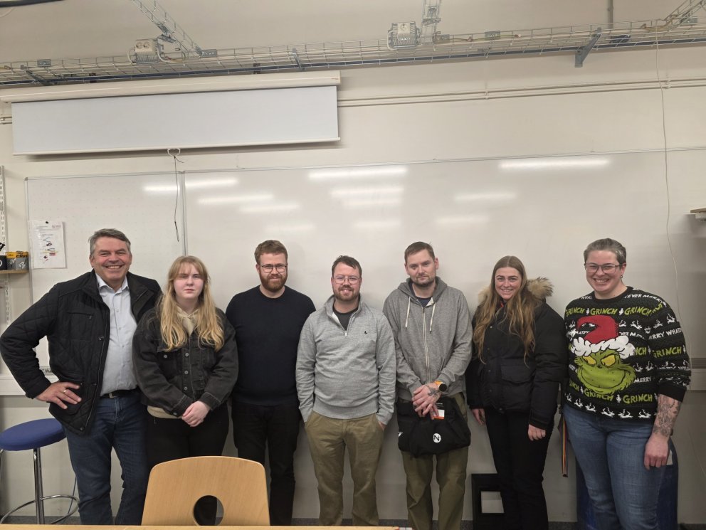 Þór Pálsson framkvæmdastjóri og skólameistari Rafmennt l.t.v. ásamt nýnemum í VA og Hildi Dröfn kenn…