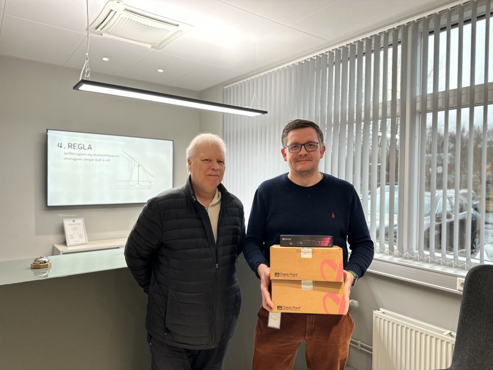 Hjörtur Árnason til vinstri afhendir Rúnari Sigurjónsson verkefnastjóra veikstraums, Check Point eld…