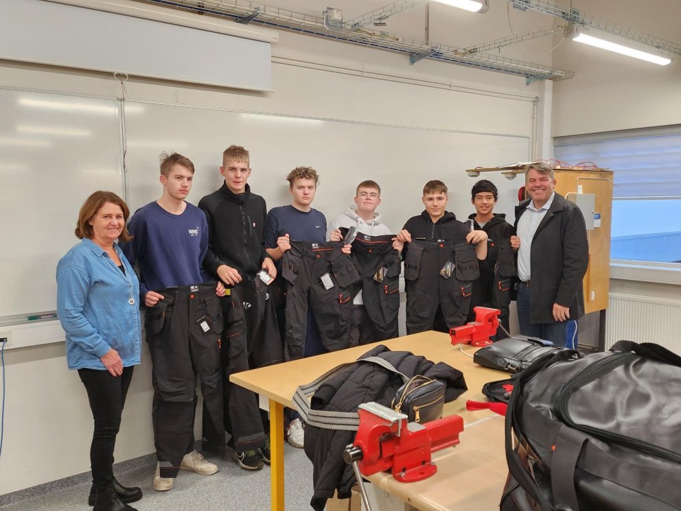 Nýnemar VA ánægðir með vinnubuxurnar!