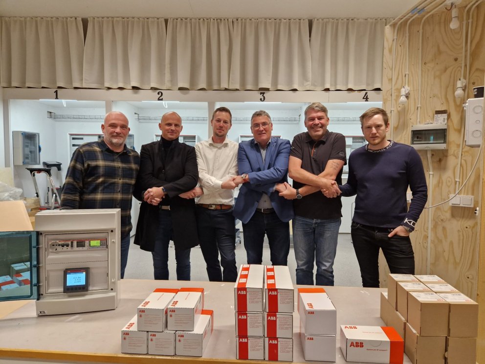 Fulltrúar frá ABB, Rafporti, RAFMENNT og sveinsprófsnefnd við afhendinguna.