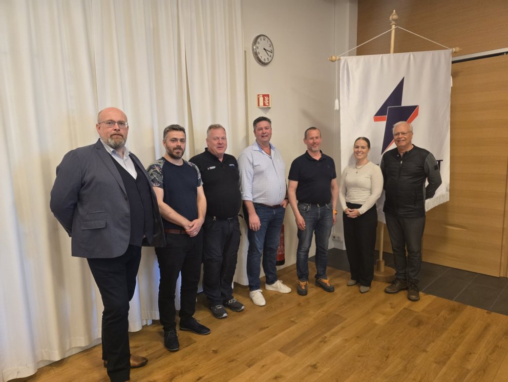 Á mynd eru frá vinstri: Jakob Tryggvason formaður stjórnar, Andri Reyr Haraldsson, Pétur H Halldórss…