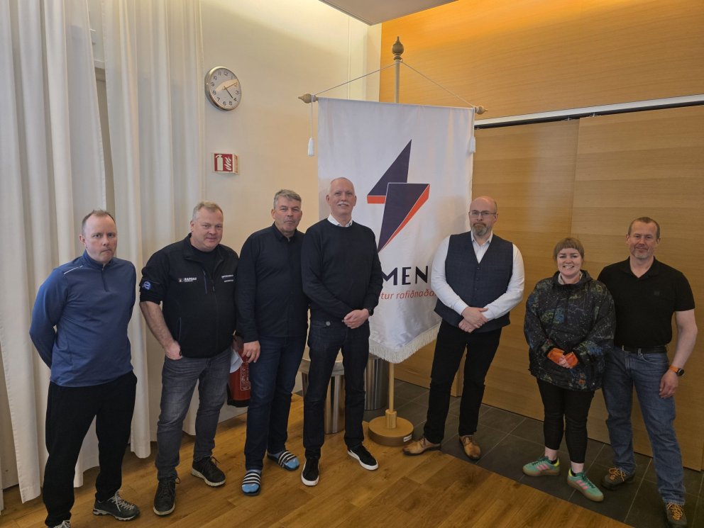 Á myndinni má sjá: Guðna Einarsson, Pétur Halldórsson, Þór Pálsson, Kristján Sigurbergsson, Elmu Guð&hellip;
