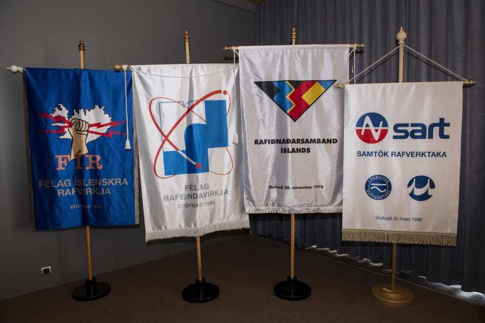 Formleg afhending sveinsbréfa við hátíðlega athöfn