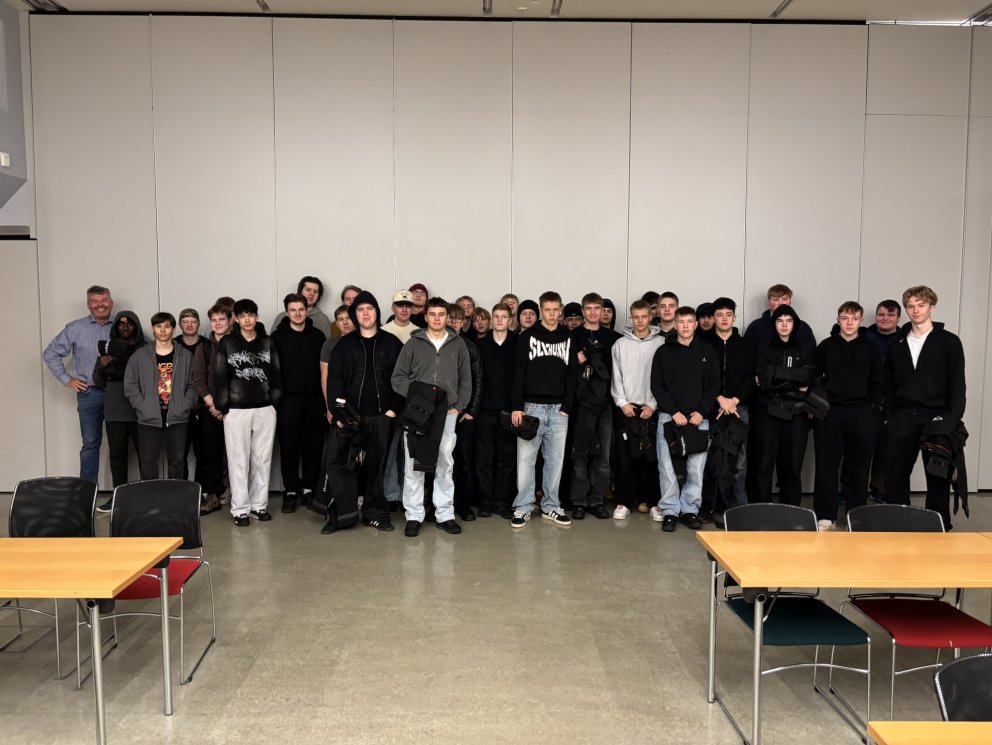 Nýnemar í rafvirkjun í VMA ásamt Þóri Pálssyni framkvæmdastjóra hjá Rafmennt.