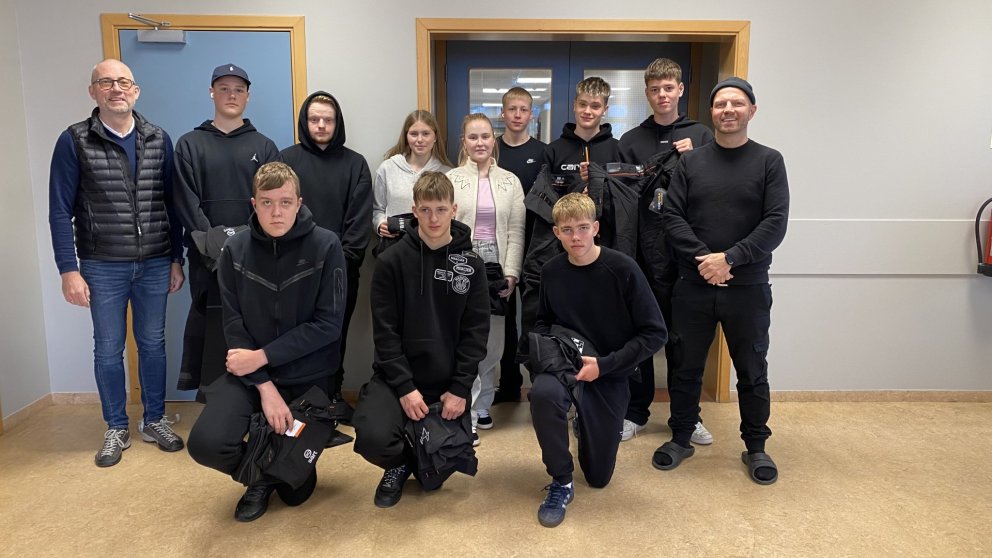 Guðmundur S. Jónsson, til vinstri ásamt nemendum og Guðmundi Þór kennara.