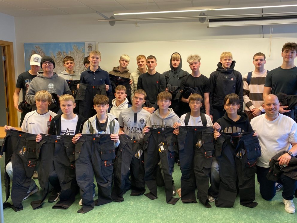 Nýnemar FVA fá afhentar vinnubuxur