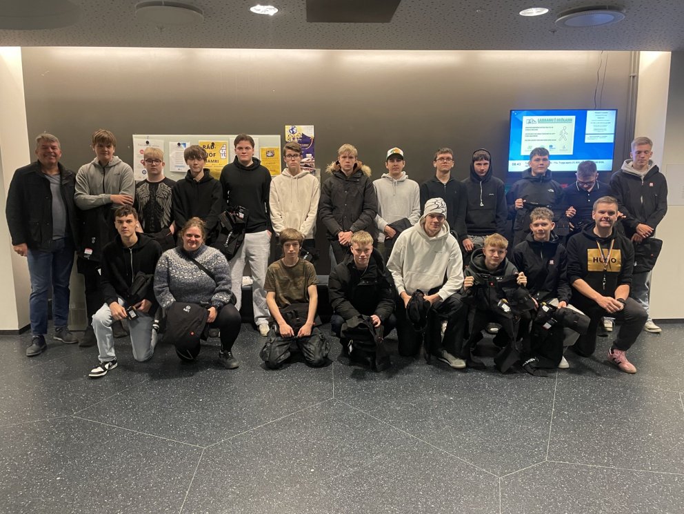 Þór Pálsson framkvæmdastjóri og skólameistari Rafmenntar afhenti nýnemum FSU vinnubuxur.