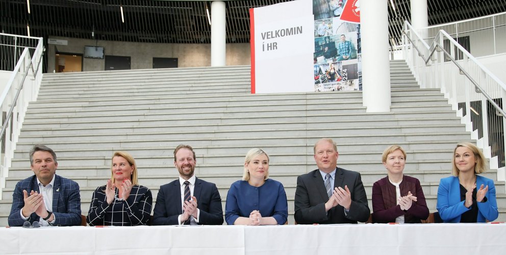 Frá undirrituninni í dag.