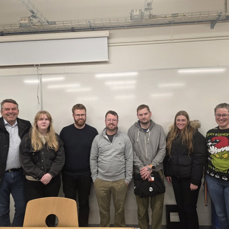 Þór Pálsson framkvæmdastjóri og skólameistari Rafmennt l.t.v. ásamt nýnemum í VA og Hildi Dröfn kenn…