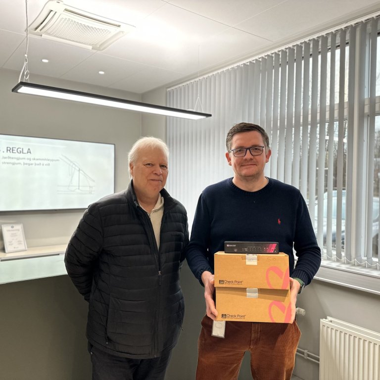 Hjörtur Árnason til vinstri afhendir Rúnari Sigurjónsson verkefnastjóra veikstraums, Check Point eld…