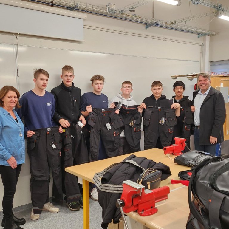 Nýnemar VA ánægðir með vinnubuxurnar!