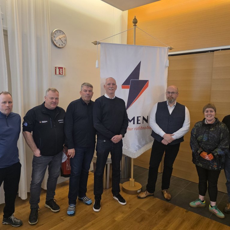Á myndinni má sjá: Guðna Einarsson, Pétur Halldórsson, Þór Pálsson, Kristján Sigurbergsson, Elmu Guð&hellip;