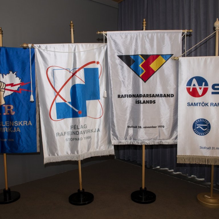 Formleg afhending sveinsbréfa við hátíðlega athöfn