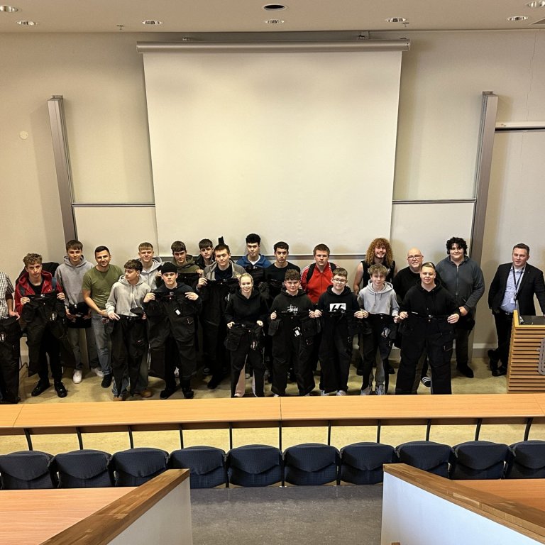 Nýnemar FS ánægðir með gjöfina ásamt Hafdísi Reinaldsdóttur skrifstofustjóra Rafmennt l.t.v. og Guðm…