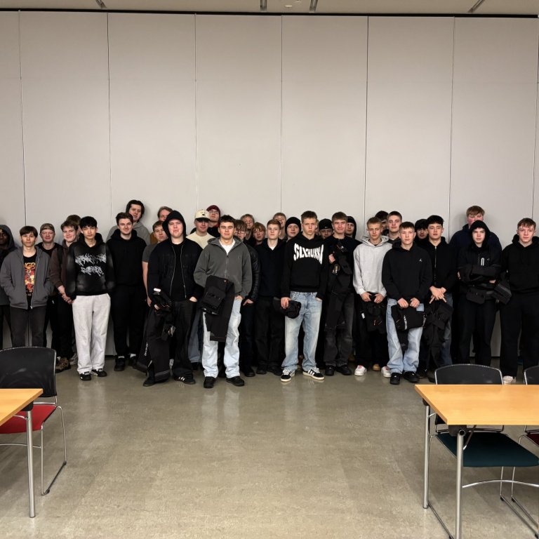 Nýnemar í rafvirkjun í VMA ásamt Þóri Pálssyni framkvæmdastjóra hjá Rafmennt.