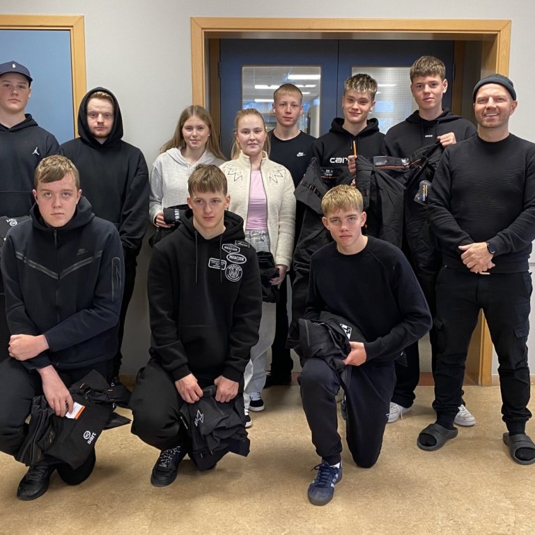 Guðmundur S. Jónsson, til vinstri ásamt nemendum og Guðmundi Þór kennara.