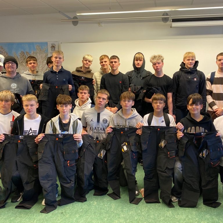 Nýnemar FVA fá afhentar vinnubuxur