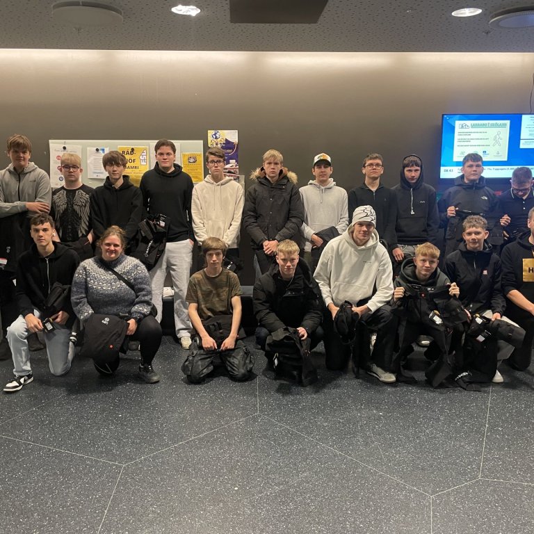 Þór Pálsson framkvæmdastjóri og skólameistari Rafmenntar afhenti nýnemum FSU vinnubuxur.