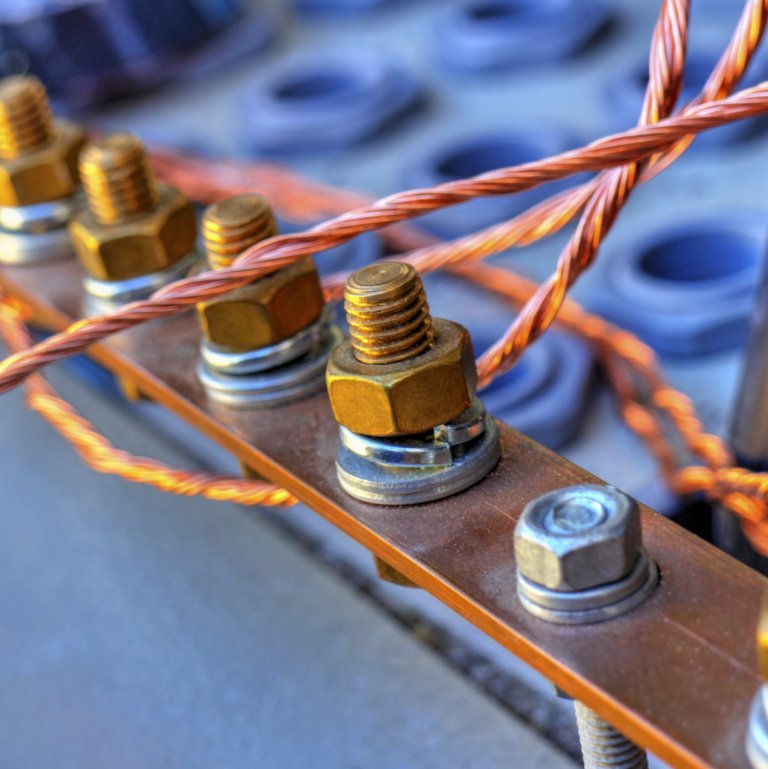 JARÐTENGINGAR OG SPENNUJÖFNUN