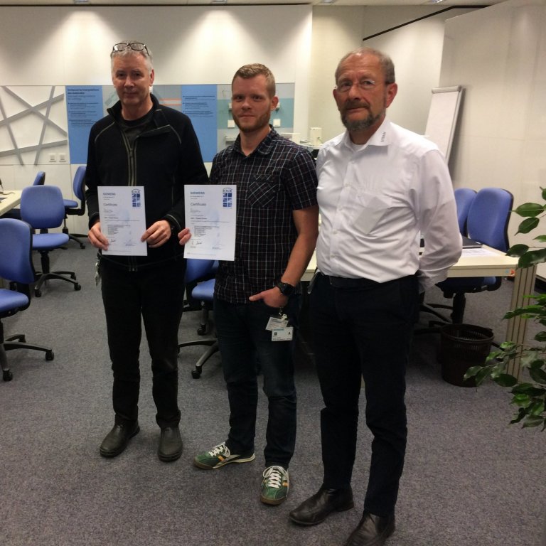 Guðfinnur til vinstri og Sigurjón í mið með viðurkenningarskjöl sem KNX-kennarar.