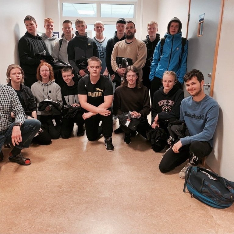 Nýnemar fá afhentar vinnubuxur frá RAFMENNT