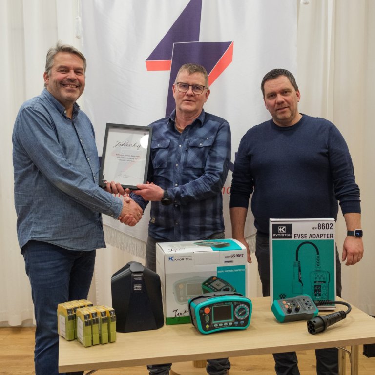 Þór Pálsson framkvæmdastjóri Rafmenntar t.v. Geir Arnar Geirsson fyrir miðju og Kristinn Benediktsso…