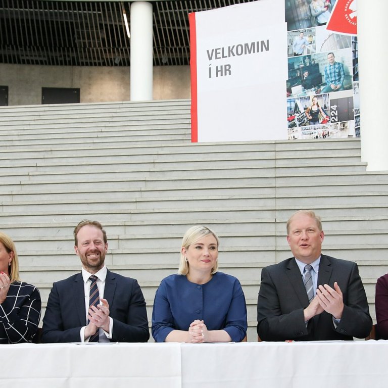 Frá undirrituninni í dag.